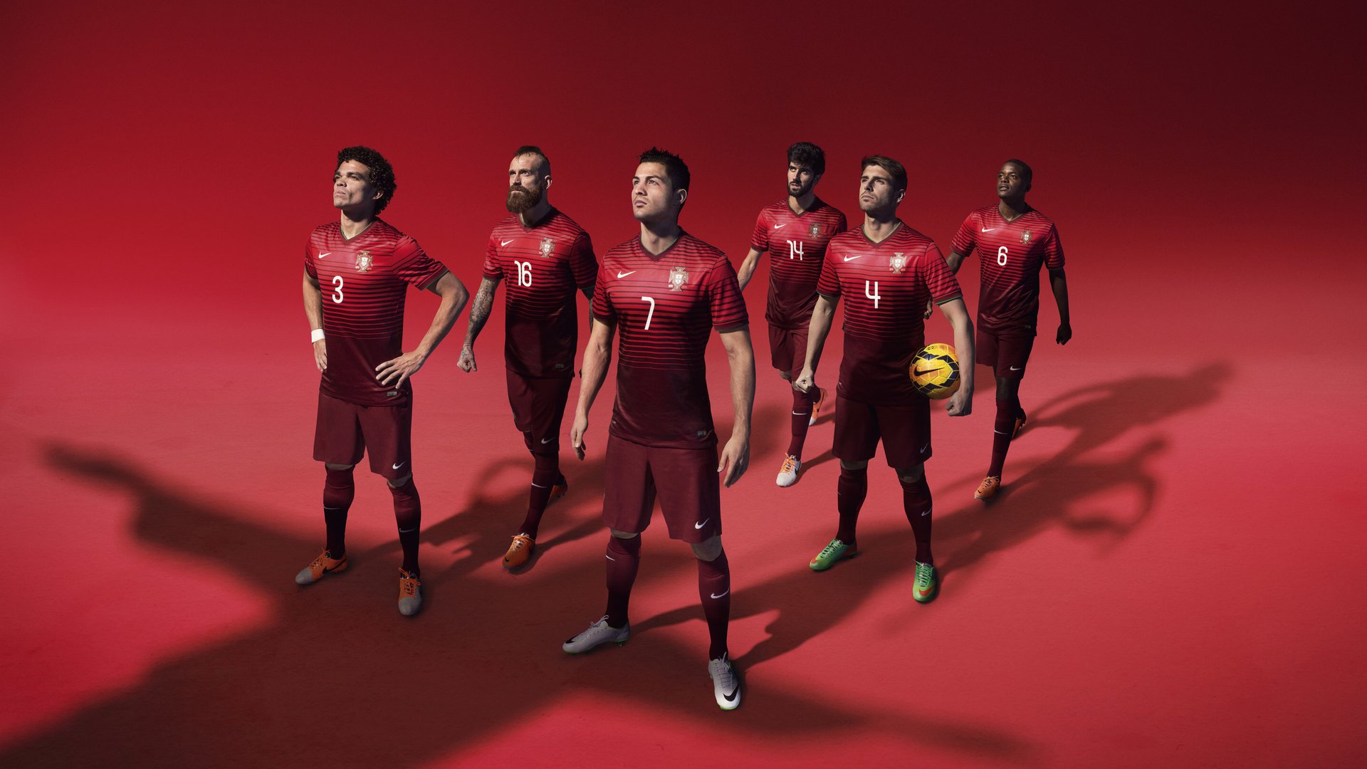 世界杯赛后首次欧冠主场 夜空中同时出现俱乐部和国家队旗帜